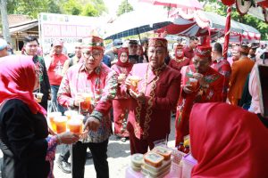 Harapkan Sembako Murah Bantu Ringankan Beban Masyarakat, Wagub Kalteng Edy Pratowo Kunjungi Pasar Penyeimbang di Kapuas