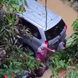 Lakalanta Mobil Jemaah Sekumpul Asal Grogot Kaltim Terjun ke Sungai di Tabalong