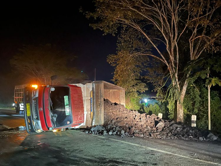 Truk Bermuatan Batu Bara Terbalik Di Jalan Lingkar Walangsi-Kapar HST, Warga: Ini Jalan Nasional Bukan Jalan Houling