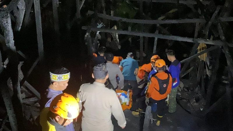 Kebakaran di Sungai Ampal Balikpapan, Petugas Temukan Jasad Bocah Korban Kebakaran Sungai Ampal Balikpapan