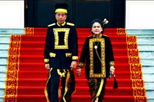 Pakai Baju Adat Kustin Kaltim, Jokowi Saat Pimpin Upacara HUT RI di IKN