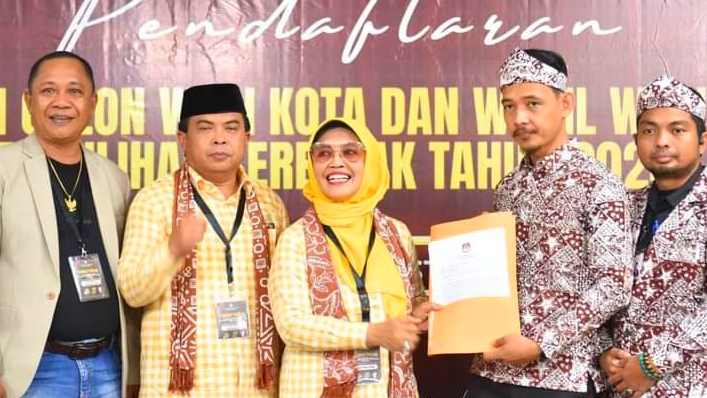 Diantar Ribuan Pendukung, Neni Moerniaeni dan Agus Haris Daftar Pilkada Bontang