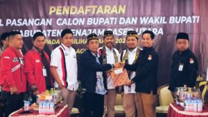 Didampingi Ratusan Relawan, Simpatisan, serta Tokoh Masyarakat, Pasangan Mudyat-Waris Jadi Pendaftar Pertama di KPU PPU