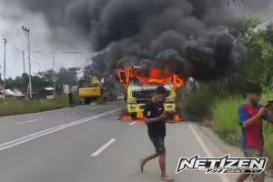 Truk Fuso Mengangkut Alat Berat Terbakar di Banjarbaru