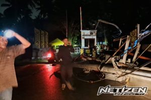 Cuaca Ekstrem, Pohon Tumbang Sebabkan Gangguan Akses ke Pantai Manggar