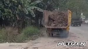 Tumpahan Pasir dan Kerikil Akibat Truk Tanpa Penutup di Jalan Pangeran Suryanata