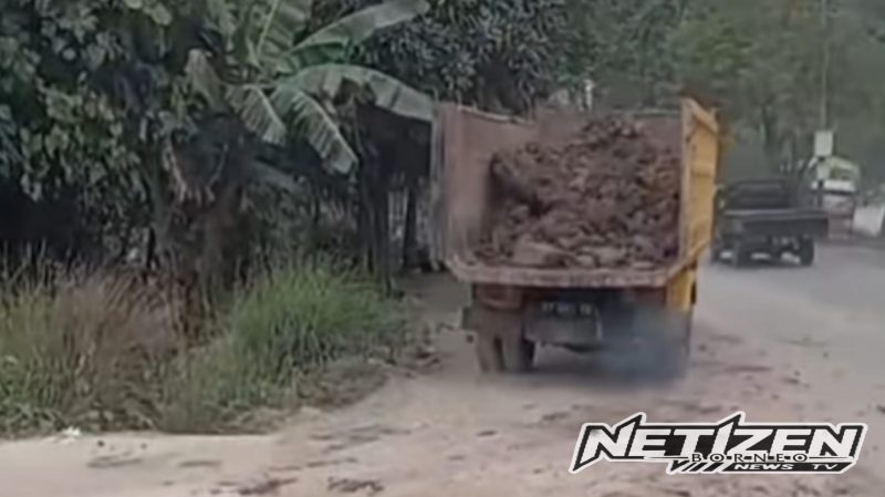Tumpahan Pasir dan Kerikil Akibat Truk Tanpa Penutup di Jalan Pangeran Suryanata