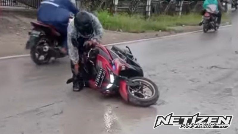 Pengendara Motor Tergelincir Akibat Jalan Licin Berlumpur di Jl. Sultan Alimuddin, Samarinda