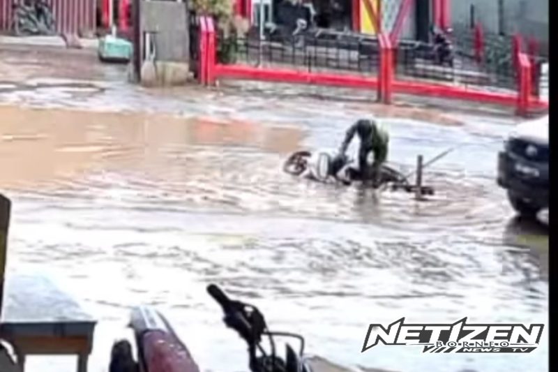 Warga Jadi Korban Jalan Rusak di Pasar Baru Toba, Sanggau