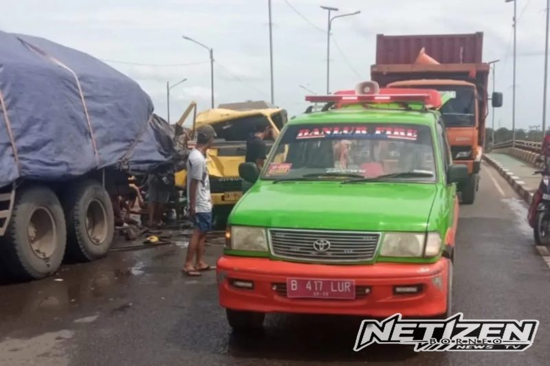 Truk Tangki Tabrak Kendaraan di Jembatan Basirih, Sopir Terjepit dan Luka di Perut