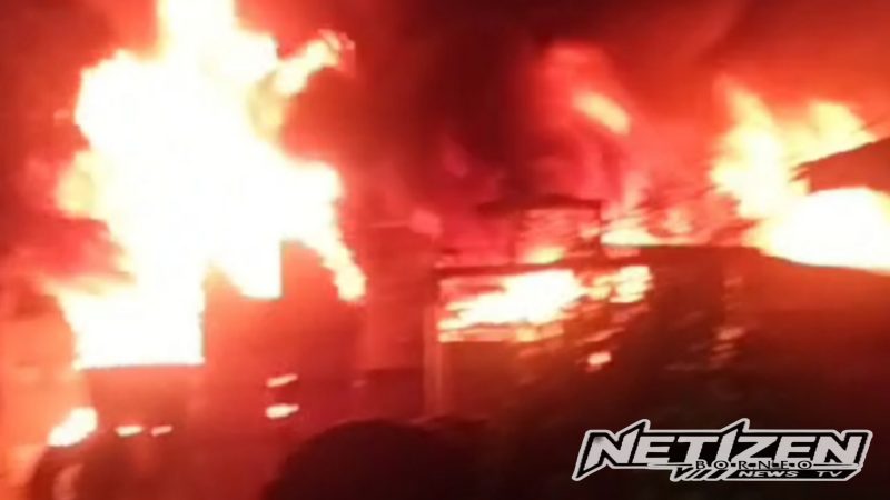 Kebakaran di Banjarmasin Utara: Api Membesar, Warga Berupaya Padamkan