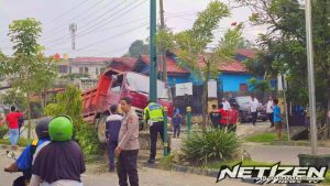 Truk Bermuatan Tanah Uruk Tabrak Median Jalan S Parman Bontang, Arus Lalu Lintas Sempat Terganggu