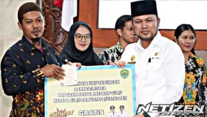Gubernur Kaltim Serahkan Gratispol Umroh dan Perjalanan Religi Perdana di Kutai Barat