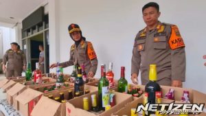 Satpol PP Samarinda Gerebek Tiga Toko Kelontong, 300 Botol Miras Ilegal Disita