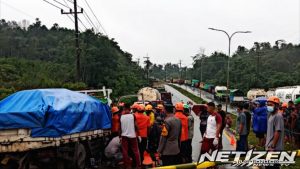 Evakuasi Dramatis di KM 13 Balikpapan, Sopir Truk Tewas Tergencet Akibat Rem Blong