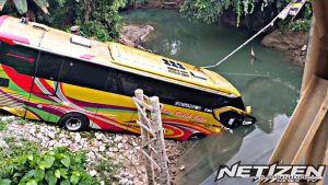 Bus Pulau Indah Jaya Terjun ke Sungai di Paser, 1 Tewas dan Belasan Luka-Luka