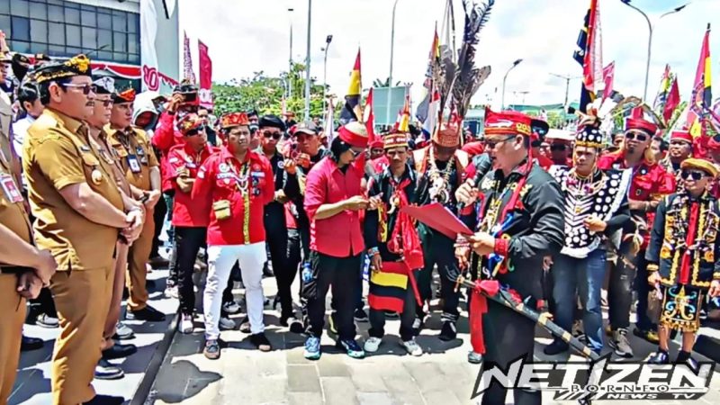 Tolak Program Transmigrasi, Aliansi Masyarakat Adat Gelar Aksi di Kantor Gubernur Kaltara