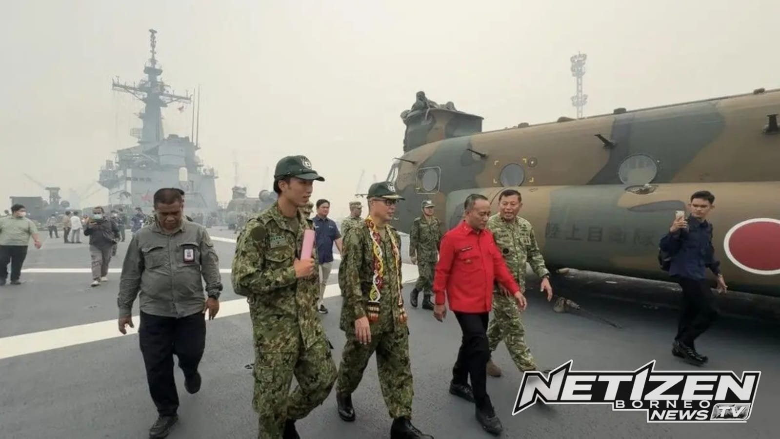 Kapal Perang Jepang JS Kunisaki Sandar di Kijing, Bawa 3 Helikopter Chinook untuk Padamkan Karhutla