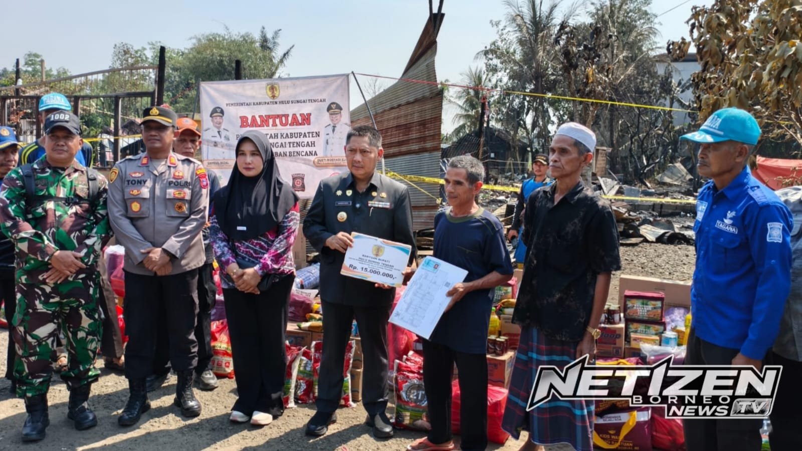Bupati HST Salurkan Bantuan untuk Korban Kebakaran, 12 Rumah Hangus di Sungai Jaranih